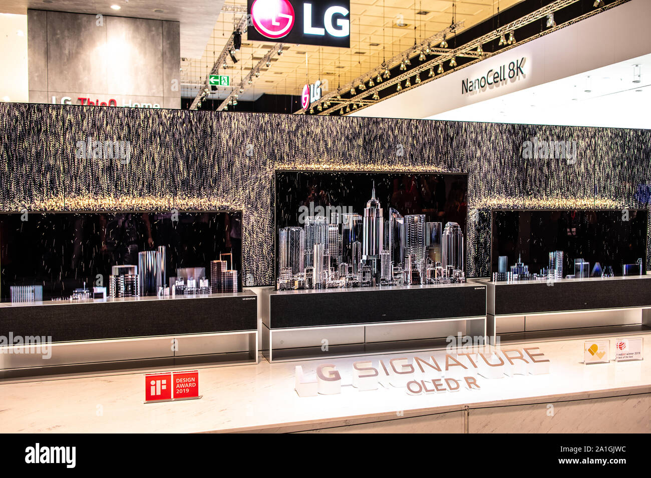 Berlino, Germania, Sep 2019, LG 8k firma Smart OLED R Premium TV sul display, LG SHOWROOM espositiva, innovazioni globali mostrano IFA 2019 Foto Stock