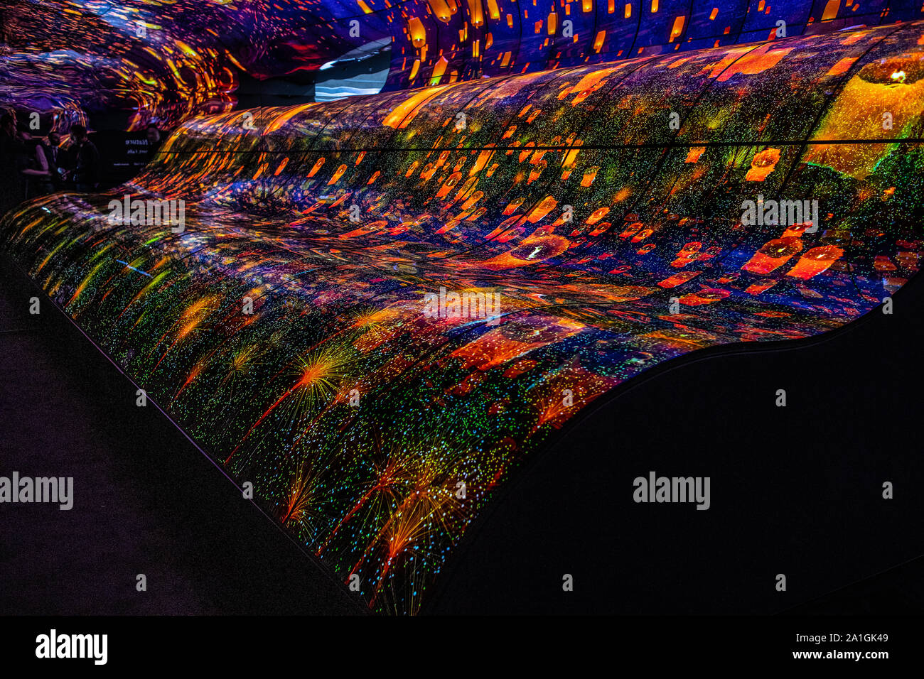 Berlino, Germania, Sep 2019, LG Display OLED Ultra HD HDR10 Smart Premium TV sul display, la grande curva della natura, innovazioni globali mostrano IFA 2019 Foto Stock