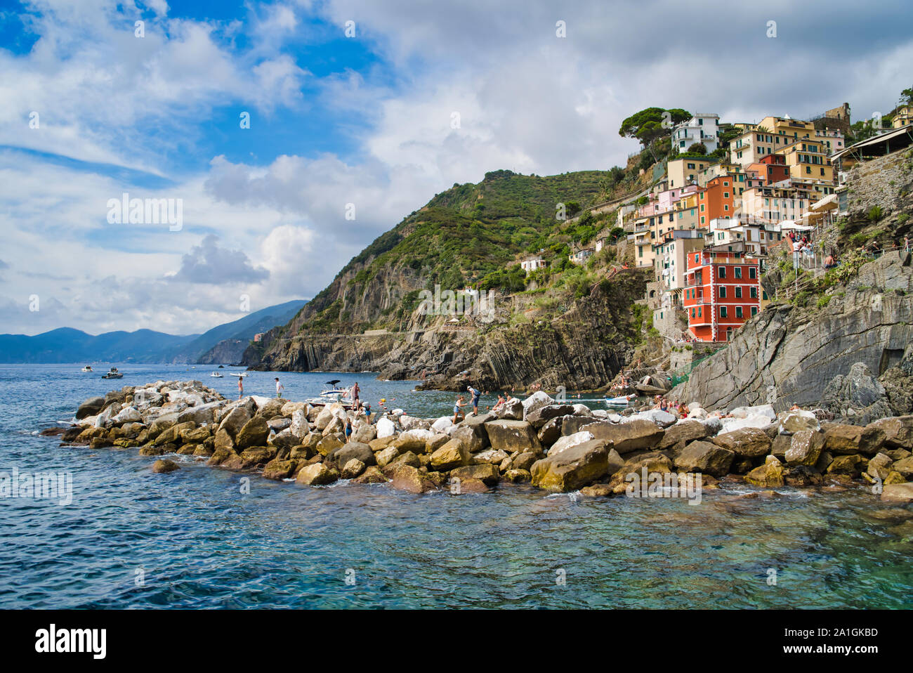 Riomaggiore Cinque Terre, Italia - Agosto 17, 2019: villaggio sul mare baia, case colorate sulla costa rocciosa. L'area protetta dei Monti ​​the. Foto Stock