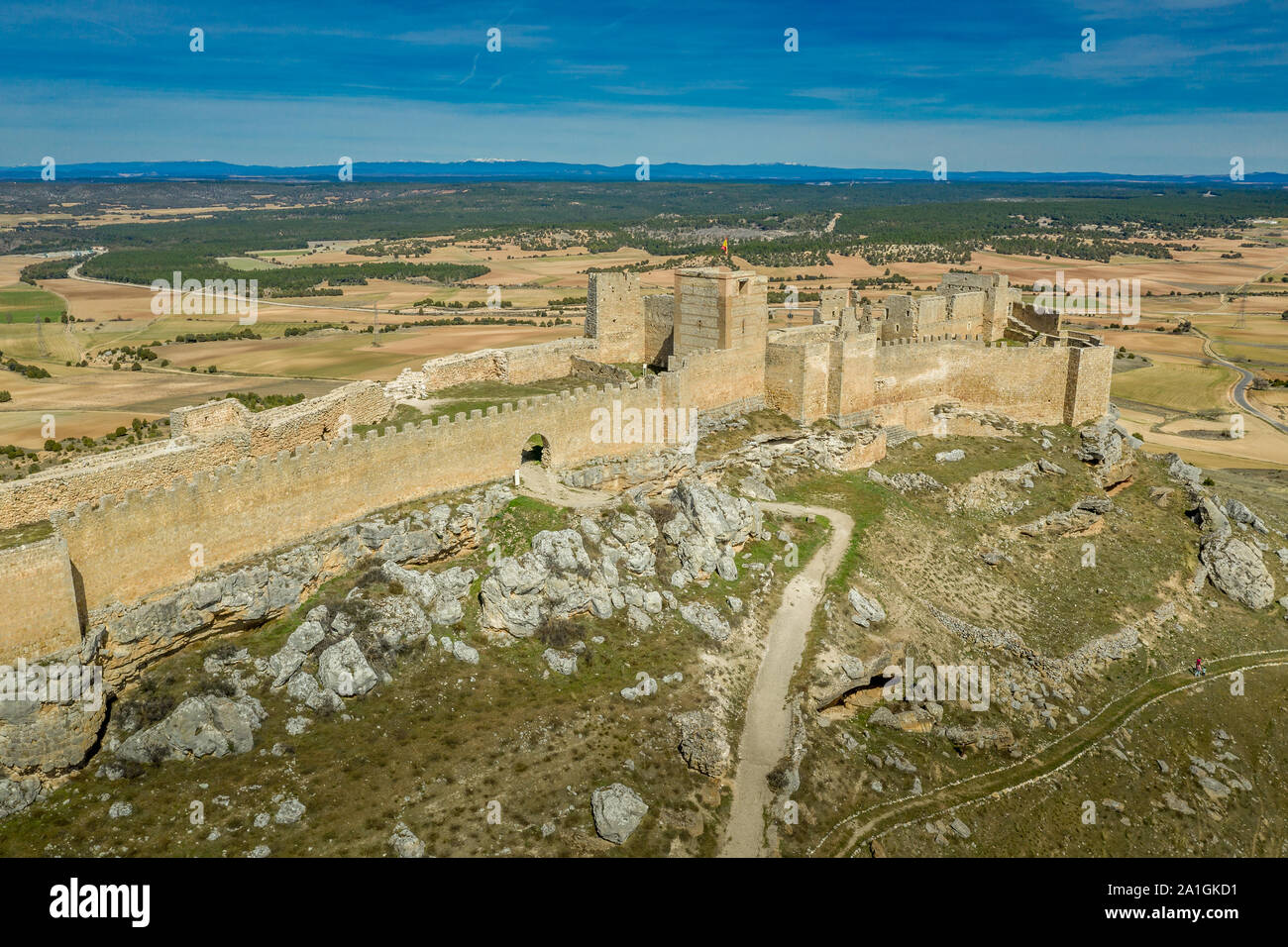 Panoramica aerea di Gormaz castello in Soria Spagna sopra il fiume Duero. Uno dei castelli più lunga al mondo con torri a pianta quadrata costruita dai Mori Foto Stock