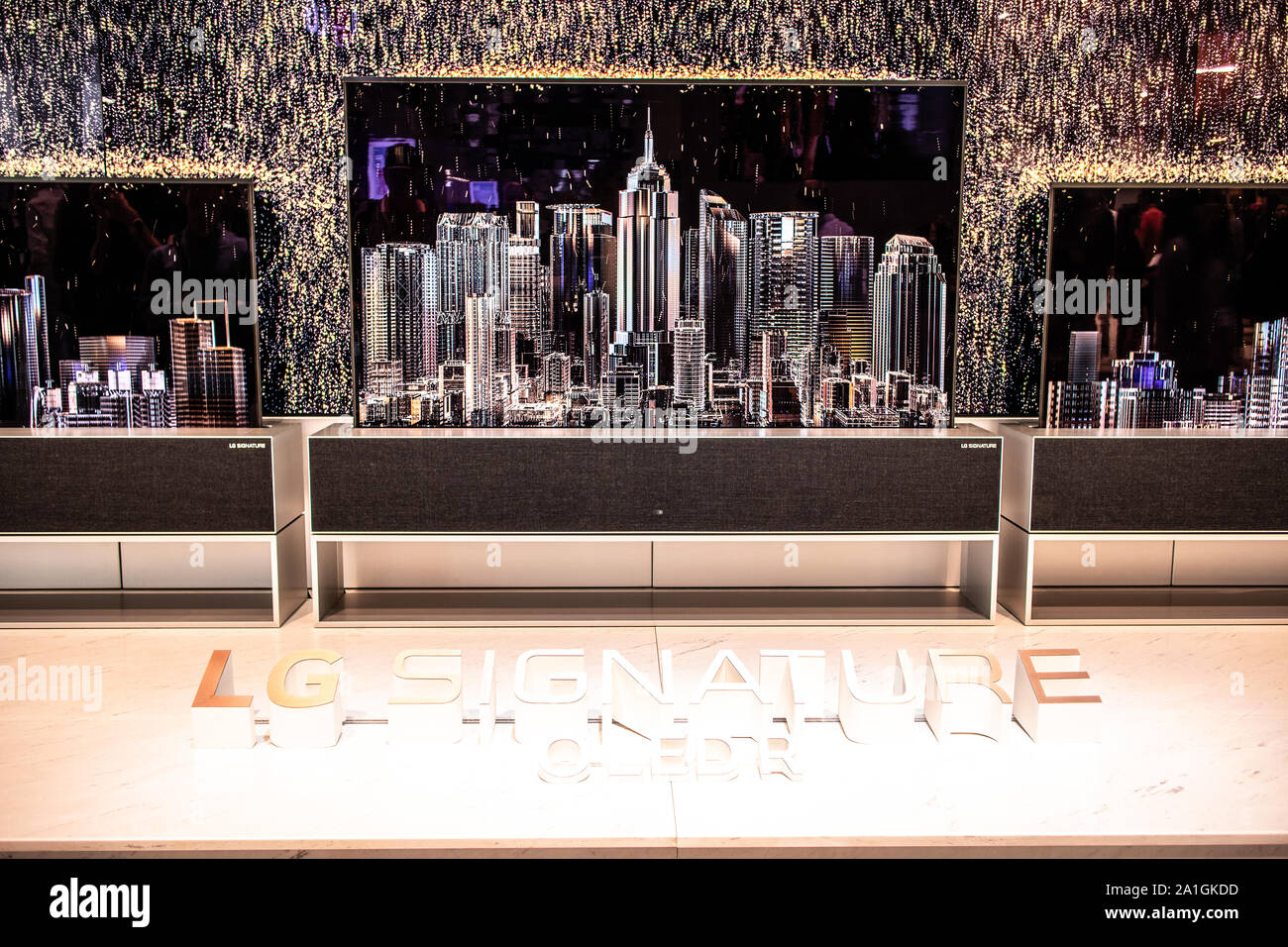 Berlino, Germania, Sep 2019, LG 8k firma Smart OLED R Premium TV sul display, LG SHOWROOM espositiva, innovazioni globali mostrano IFA 2019 Foto Stock