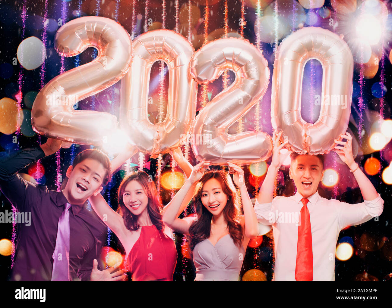Felice giovane gruppo festeggia il nuovo anno 2020 party Foto Stock