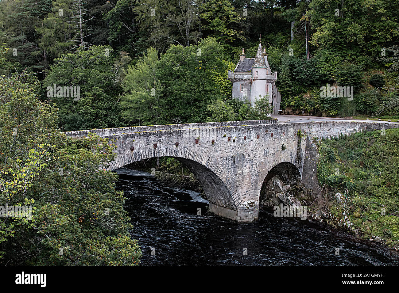 Solo la casa di gate si erge ancora per un vecchio castello in Grantham on Spey, Scozia. Il Fiume Spey è in primo piano Foto Stock