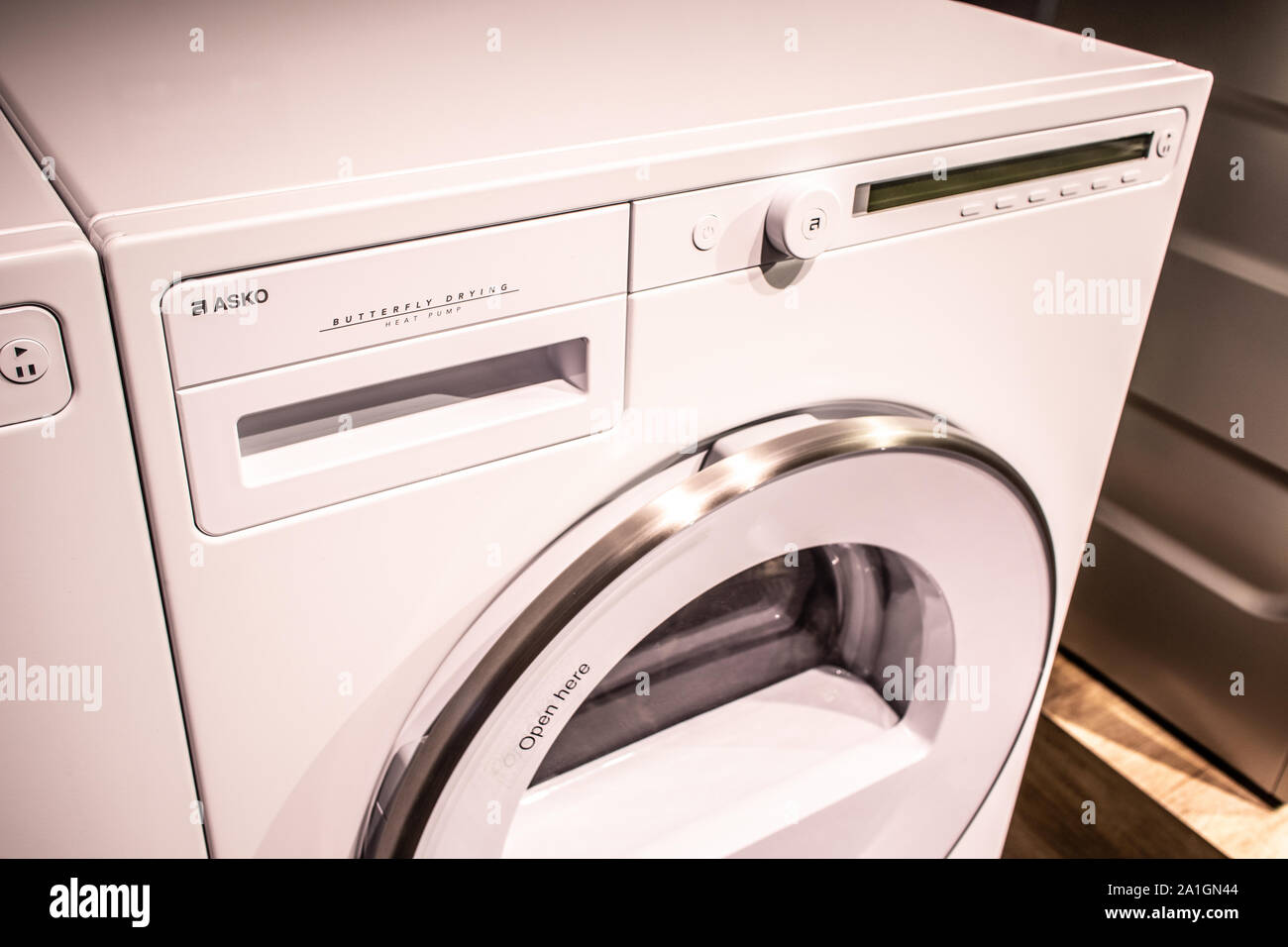 Berlino, Germania, Sep 2019 Asko lavatrice asciugatrice sul display, Asko elettrodomestici AB SHOWROOM espositiva stand ad innovazioni globali mostrano IFA 20 Foto Stock