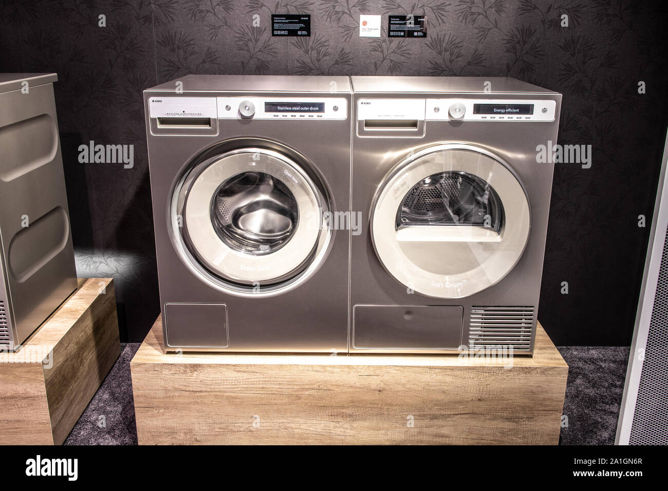 Berlino, Germania, Sep 2019 Asko lavatrice asciugatrice sul display, Asko elettrodomestici AB SHOWROOM espositiva stand ad innovazioni globali mostrano IFA 20 Foto Stock