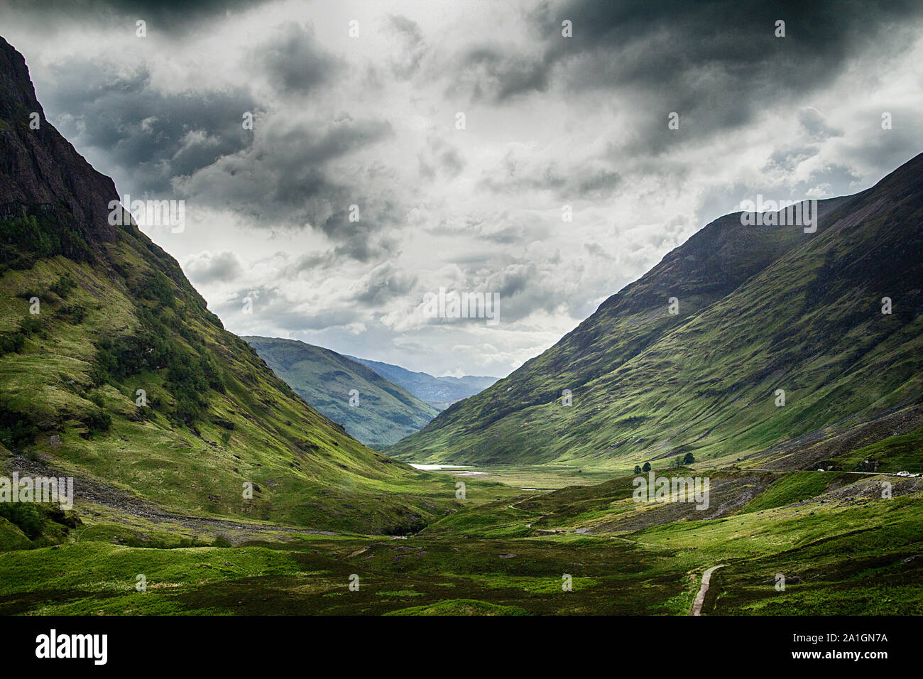 La bellissima valle verde come si immette Glencoe, Scozia nelle Highlands Foto Stock