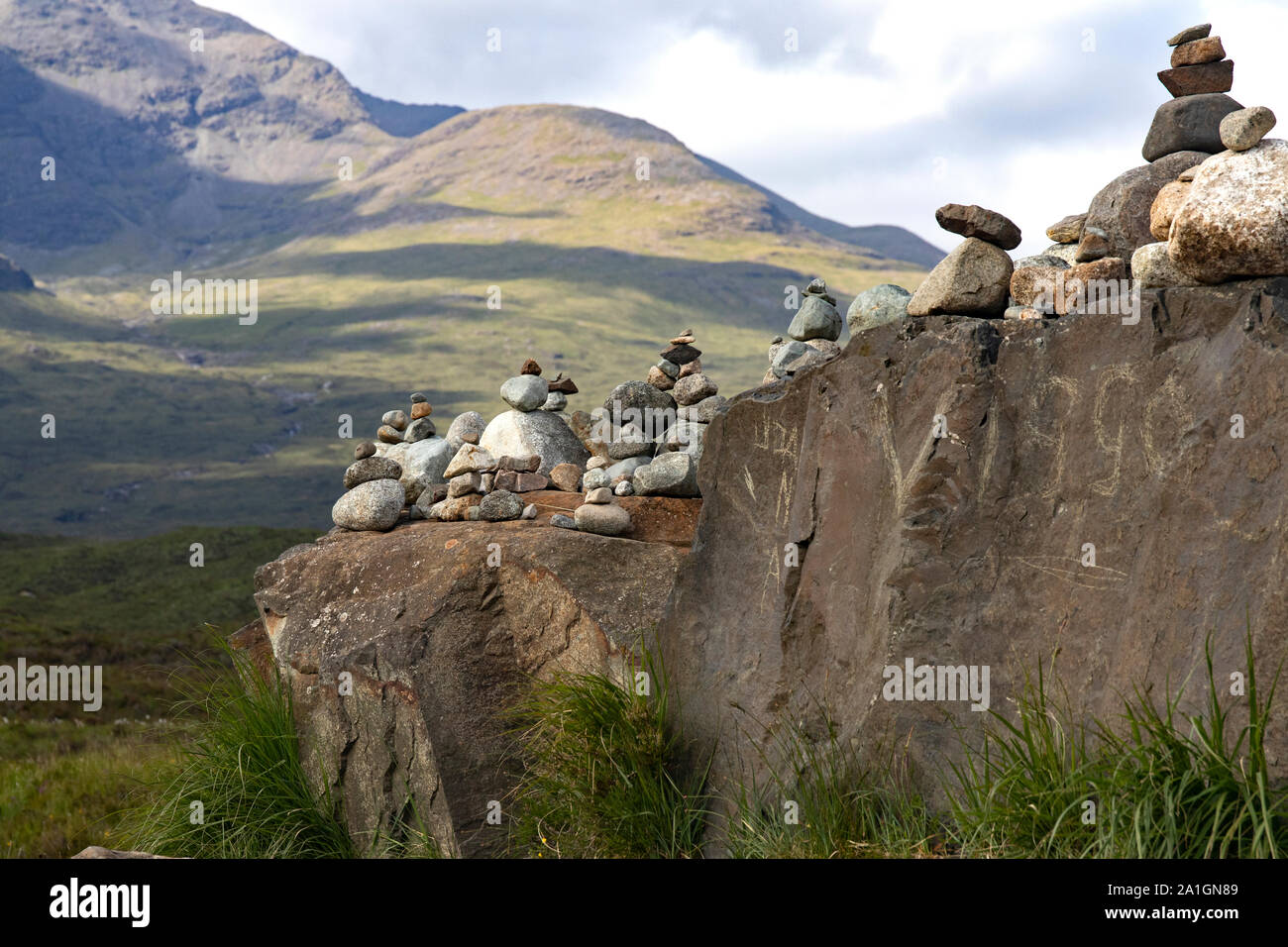 Affascinante uomo-fatto mucchio di pietre su un cliffside sull'Isola di Skye in Scozia Foto Stock