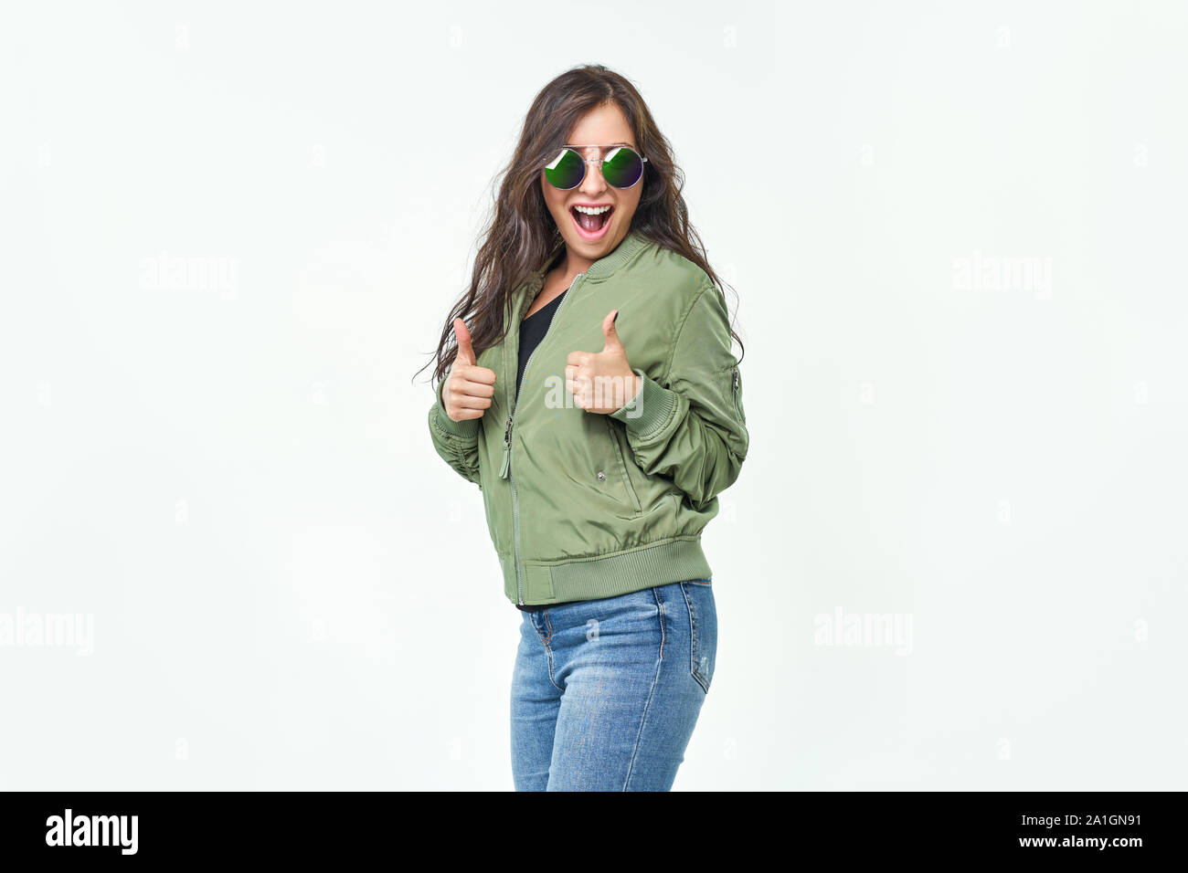 Felice Excited donna sorriso holding Thumbs up gesto, bella giovane donna sorriso guardando la fotocamera Foto Stock