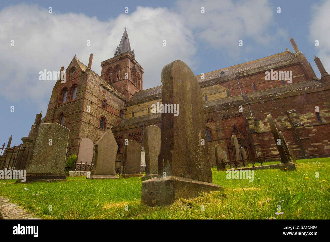 Costruito nel 1100, il St Magnus Cathedral sull'Isola di Orkney, Scozia, dispone di una splendida architettura dentro e fuori Foto Stock