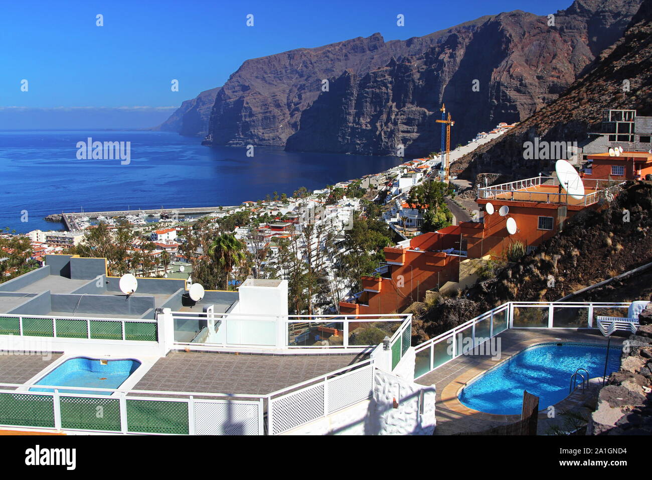 Vista delle scogliere da cafe, Acantilados de Los Gigantes , North Shore, isola di Tenerife, Isole Canarie, Spagna 2019, piscine Foto Stock
