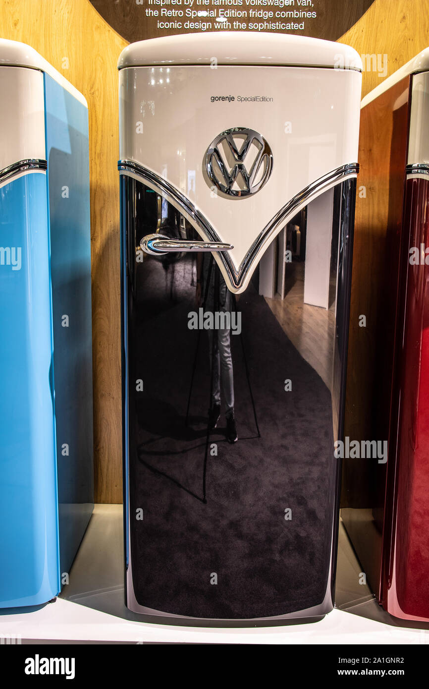 Berlino, Germania, Sep 2019 GORENJE Volkswagen VW edition frigorifero  frigorifero congelatore, GORENJE padiglione espositivo showroom,  innovazioni globali mostrano IFA Foto stock - Alamy