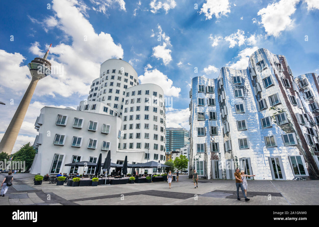 Il Gerry edifici a Düsseldorf Media Harbour spiralizza e stretching nel cielo in architetto americano Frank O. Gehry l'iconico stile, loro speculare Foto Stock