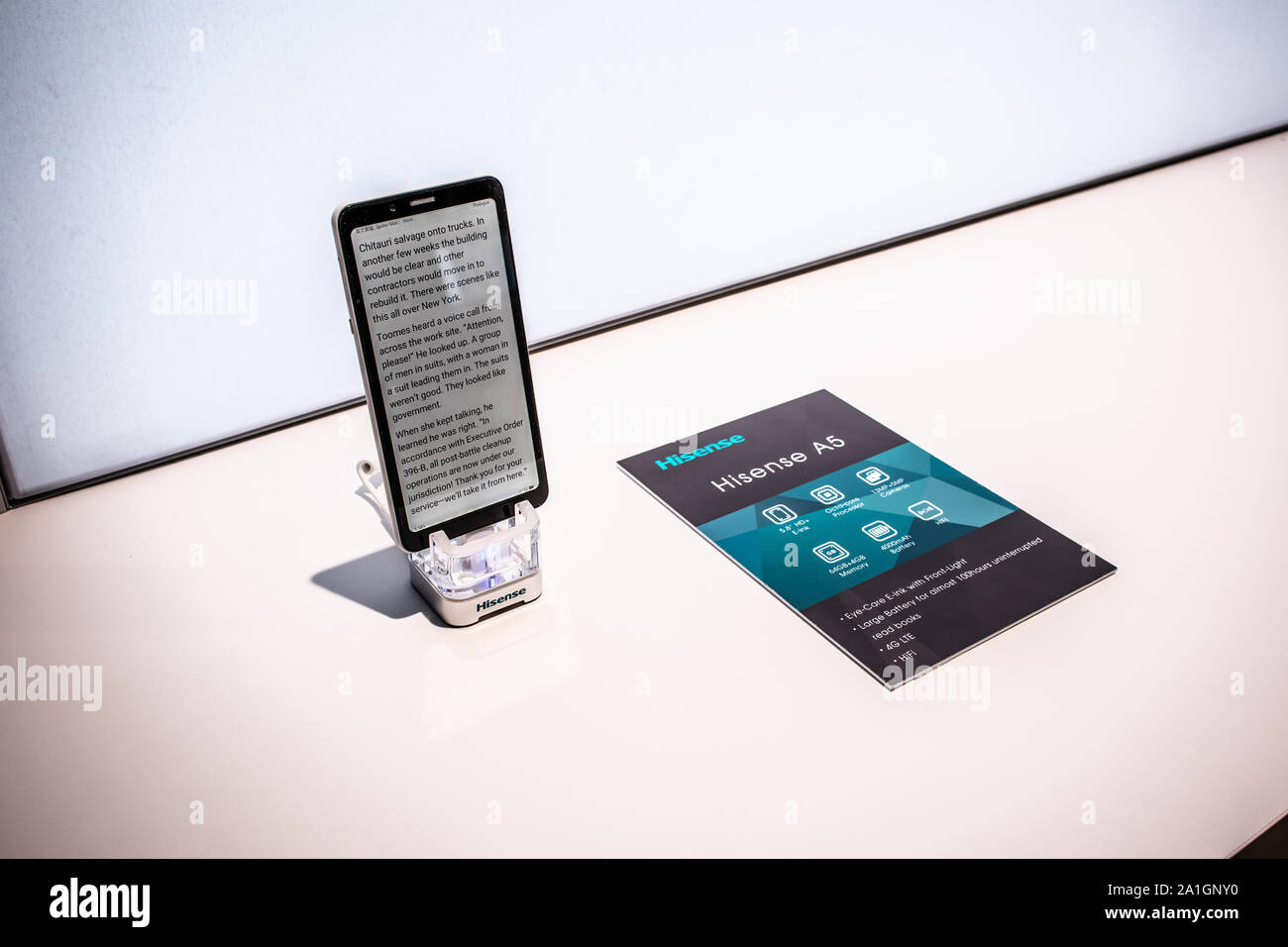 Berlino, Germania, Sep 2019 Hisense smartphone sul display, Hisense  showroom espositiva stand ad innovazioni globali mostrano IFA 2019 Foto  stock - Alamy