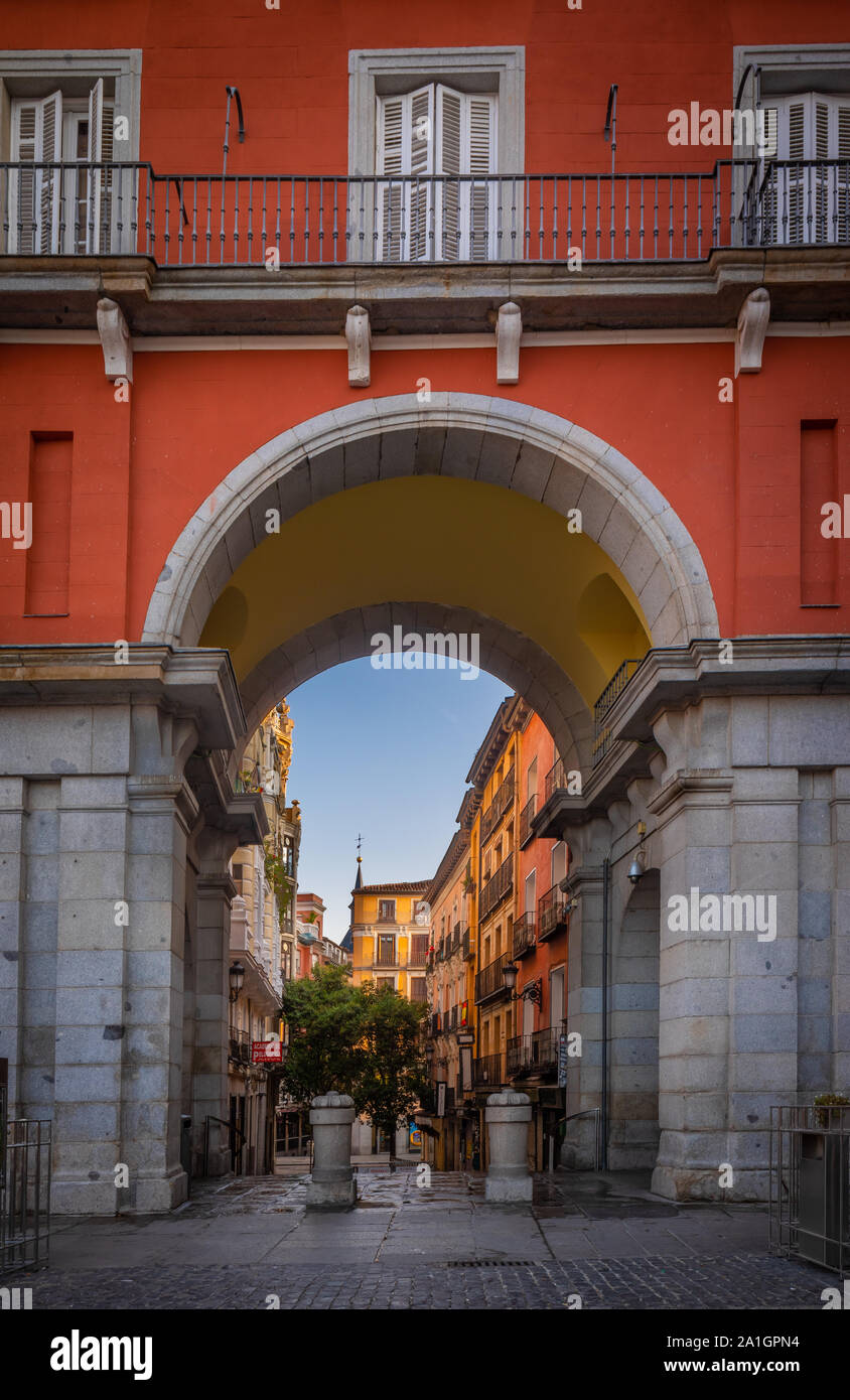 La Plaza Mayor è un importante spazio pubblico nel cuore di Madrid, la capitale della Spagna. Era una volta il centro della vecchia Madrid. Fu costruito una prima volta (1580-1 Foto Stock