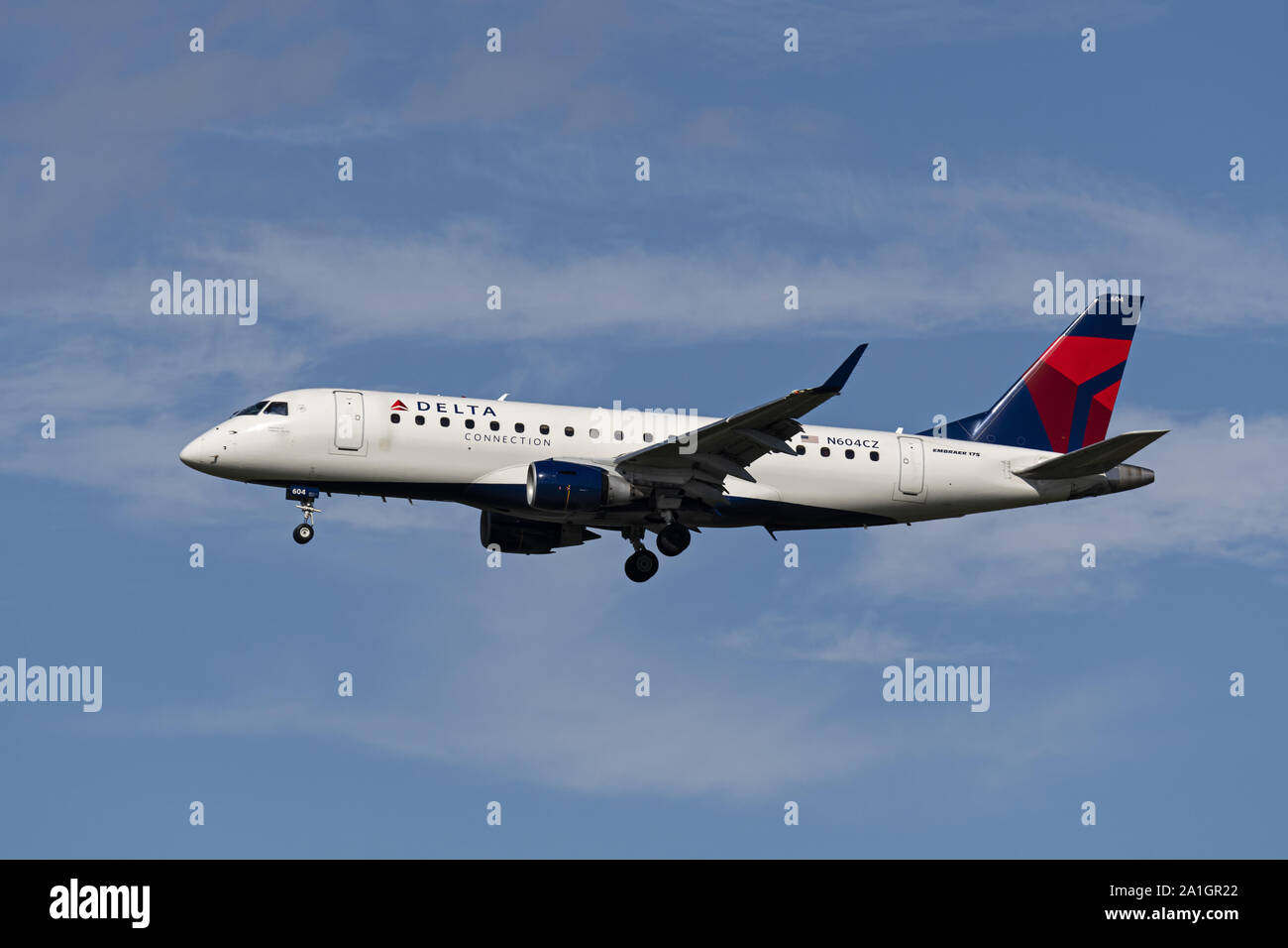 Richmond, British Columbia, Canada. 24Sep, 2019. Un collegamento a triangolo (Compass Airlines) Embraer 175 (N604CZ) aereo jet su breve avvicinamento finale per l'atterraggio. L'aereo di linea è di proprietà e gestito da Compass Airlines e vola sotto contratto di Delta Air Lines. Credito: Bayne Stanley/ZUMA filo/Alamy Live News Foto Stock