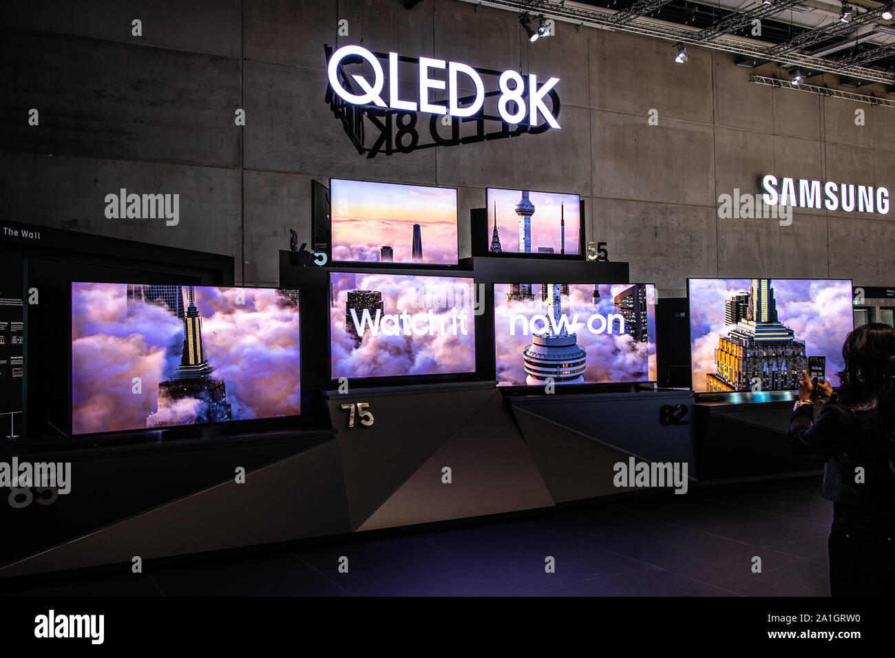 Berlino, Germania, Sep 2019, Samsung QLED 8K HDR Smart TV sul display, Samsung mostra showroom, stand a innovazioni globali mostrano IFA 2019 Foto Stock