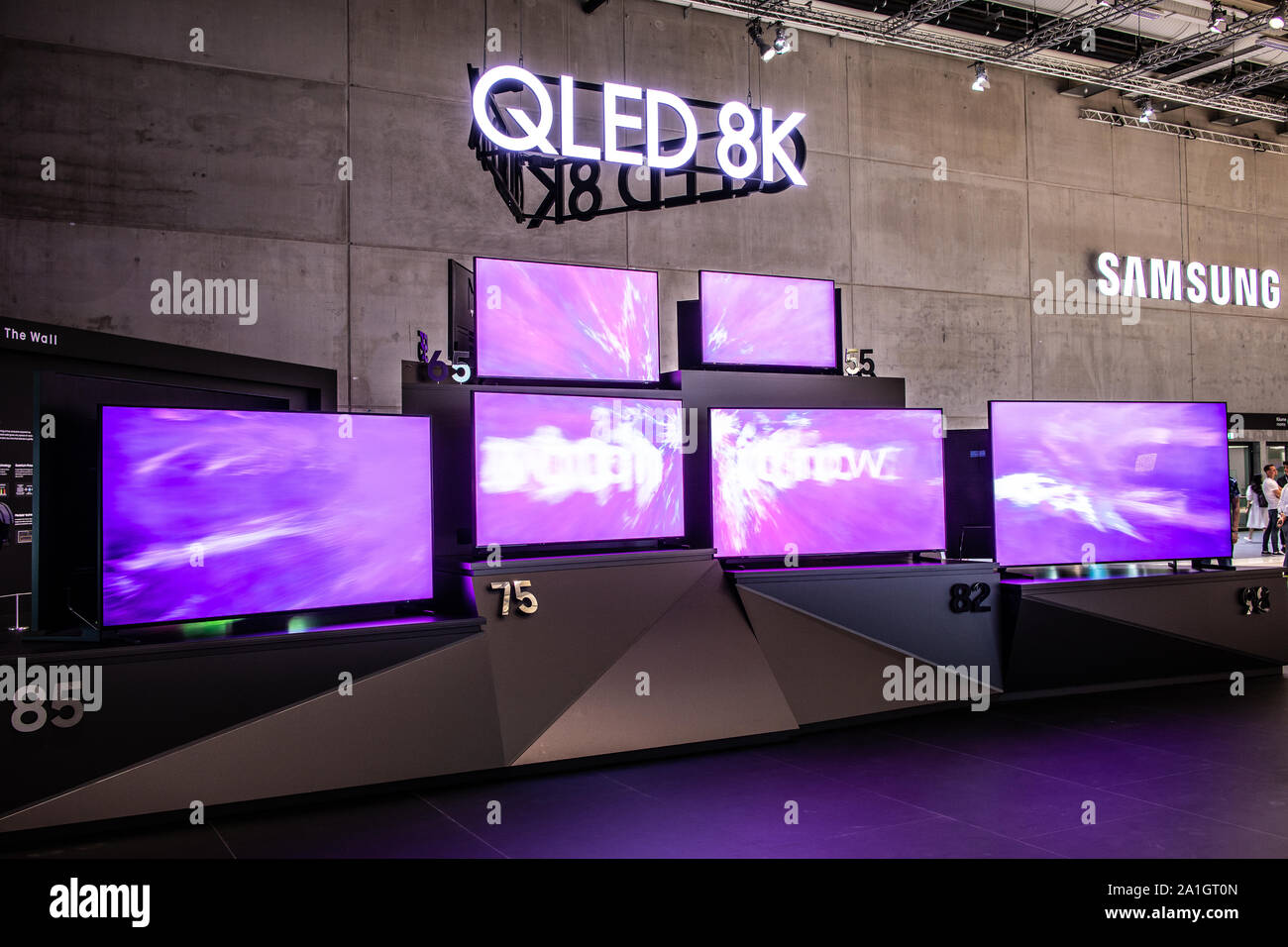 Berlino, Germania, Sep 2019, Samsung QLED 8K HDR Smart TV sul display, Samsung mostra showroom, stand a innovazioni globali mostrano IFA 2019 Foto Stock