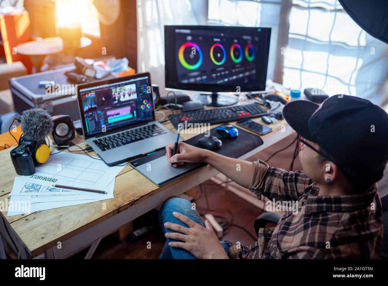 L'editor freelance che lavorano in casa studio utilizzando laptop editing di filmati video Foto Stock