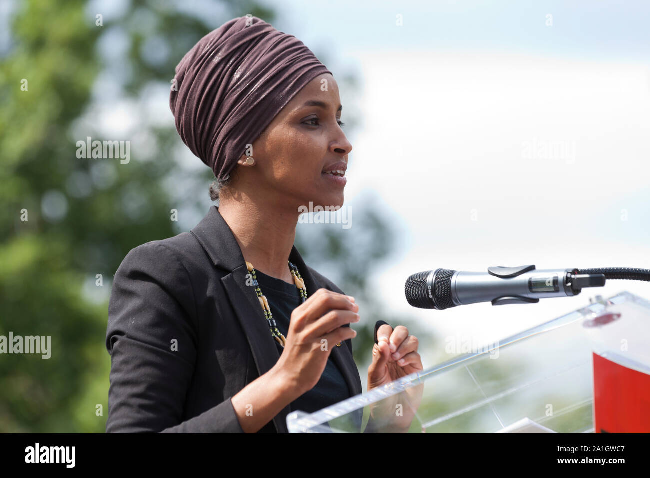 26 settembre 2019, Washington, DC: LA congresswoman AMERICANA Ilhan Omar (D-MN), la congresswoman Barbara Lee (D-CA) e il congressman al Green (D-TX), parlano ad un raduno 'Impeach Trump', ospitato dai Democratici progressivi d'America, di fronte al Campidoglio degli Stati Uniti. Nella foto: Rep. Ilhan Omar (D-MN) che parla al leggio. Foto Stock