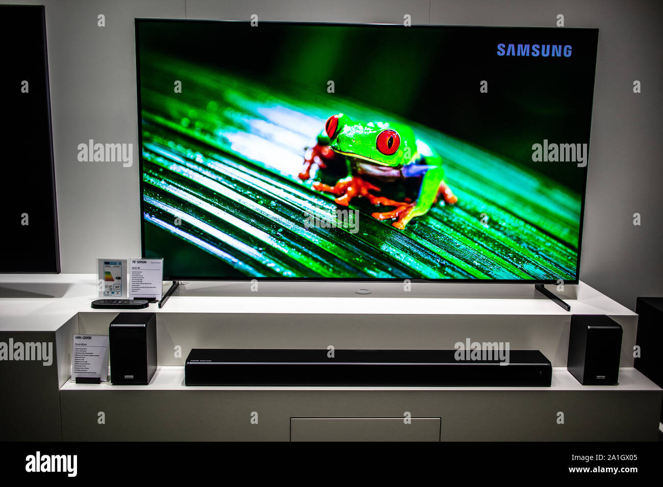 Berlino, Germania, Sep 2019 Samsung QLED 4K HDR Smart TV sul display, Samsung mostra showroom, innovazioni globali mostrano IFA 2019 Foto Stock