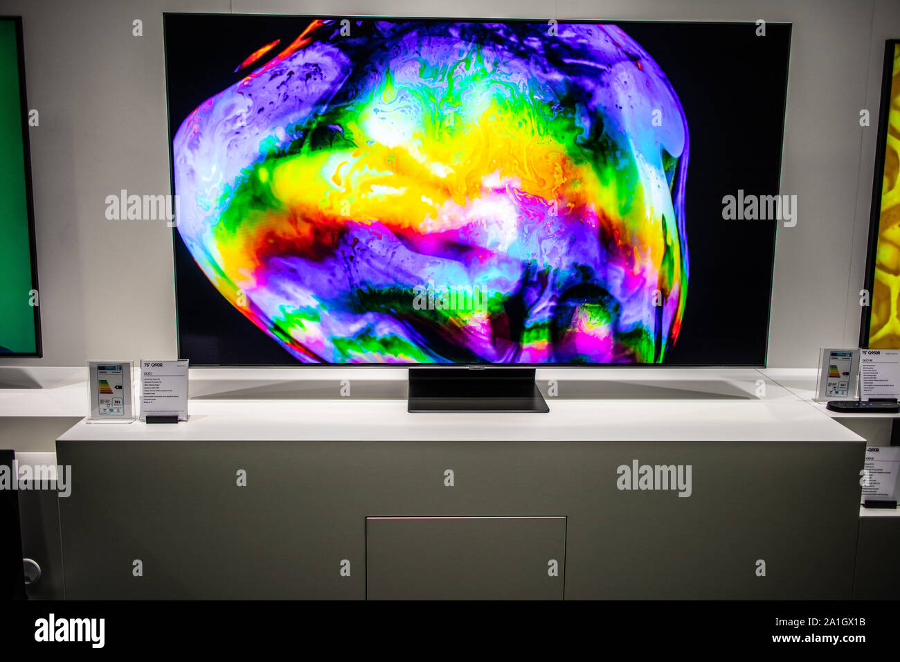 Berlino, Germania, Sep 2019 Samsung QLED 4K HDR Smart TV sul display, Samsung mostra showroom, innovazioni globali mostrano IFA 2019 Foto Stock