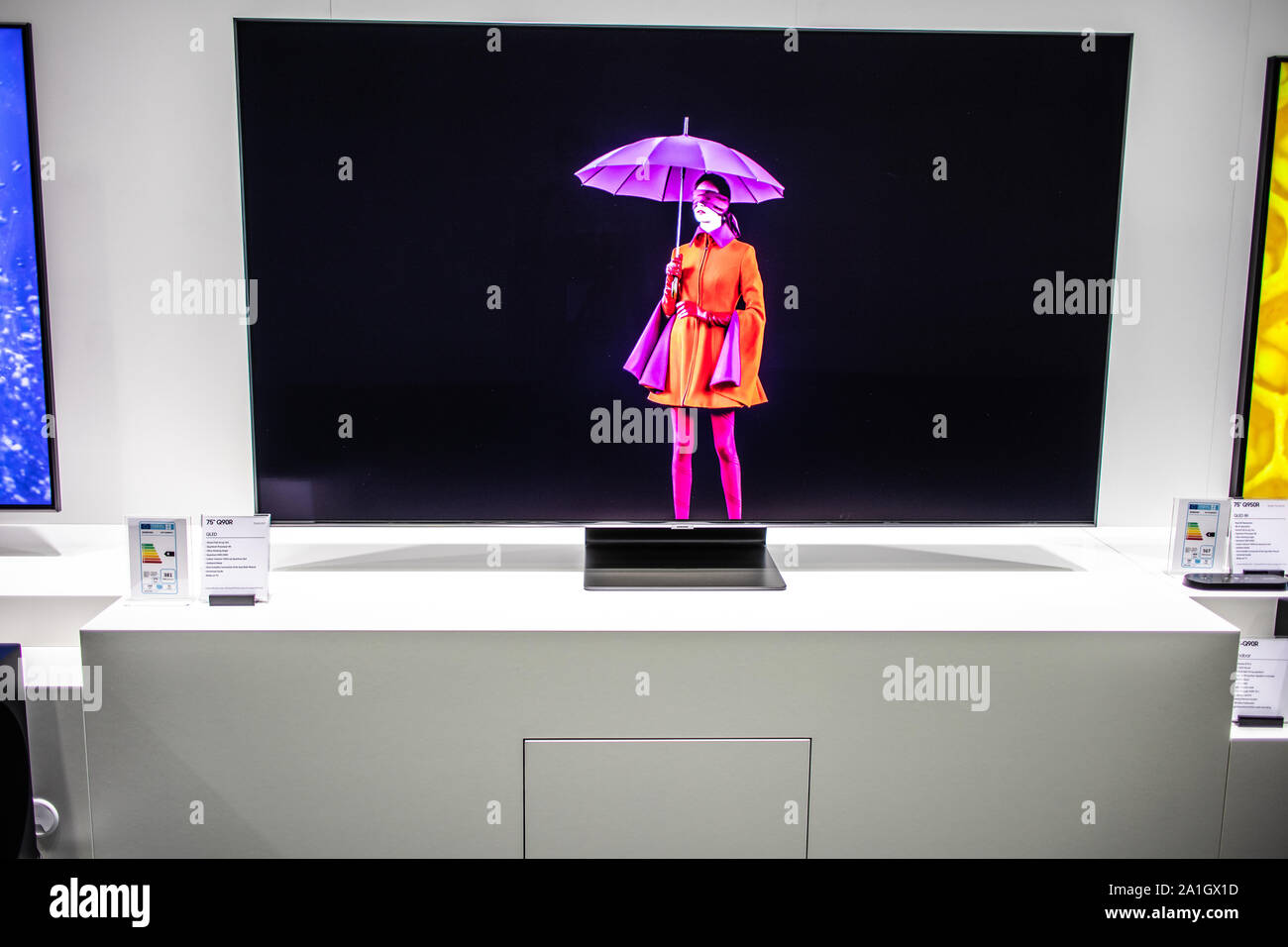 Berlino, Germania, Sep 2019 Samsung QLED 4K HDR Smart TV sul display, Samsung mostra showroom, innovazioni globali mostrano IFA 2019 Foto Stock