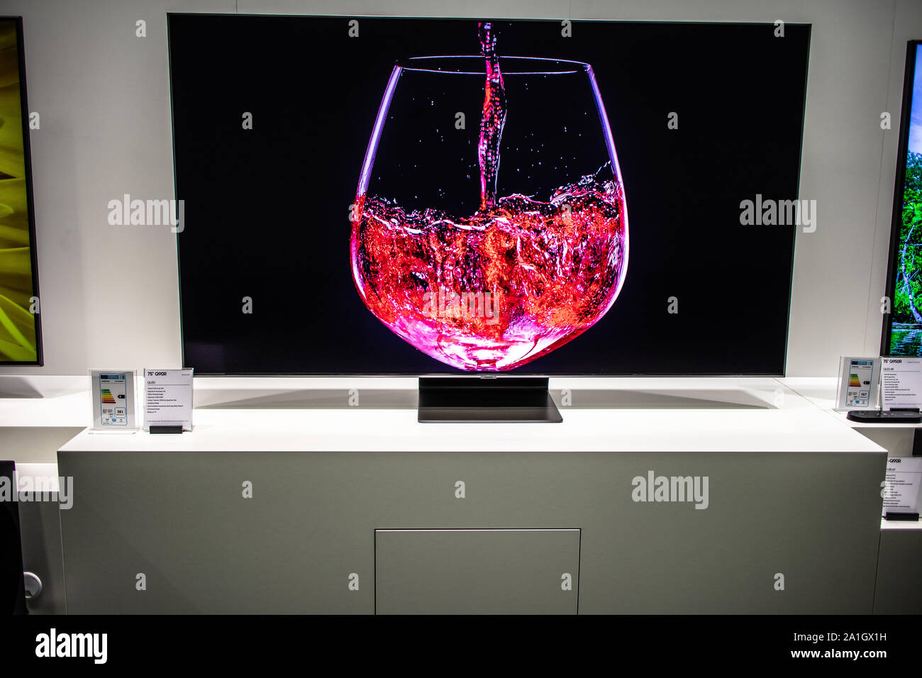 Berlino, Germania, Sep 2019 Samsung QLED 4K HDR Smart TV sul display, Samsung mostra showroom, innovazioni globali mostrano IFA 2019 Foto Stock