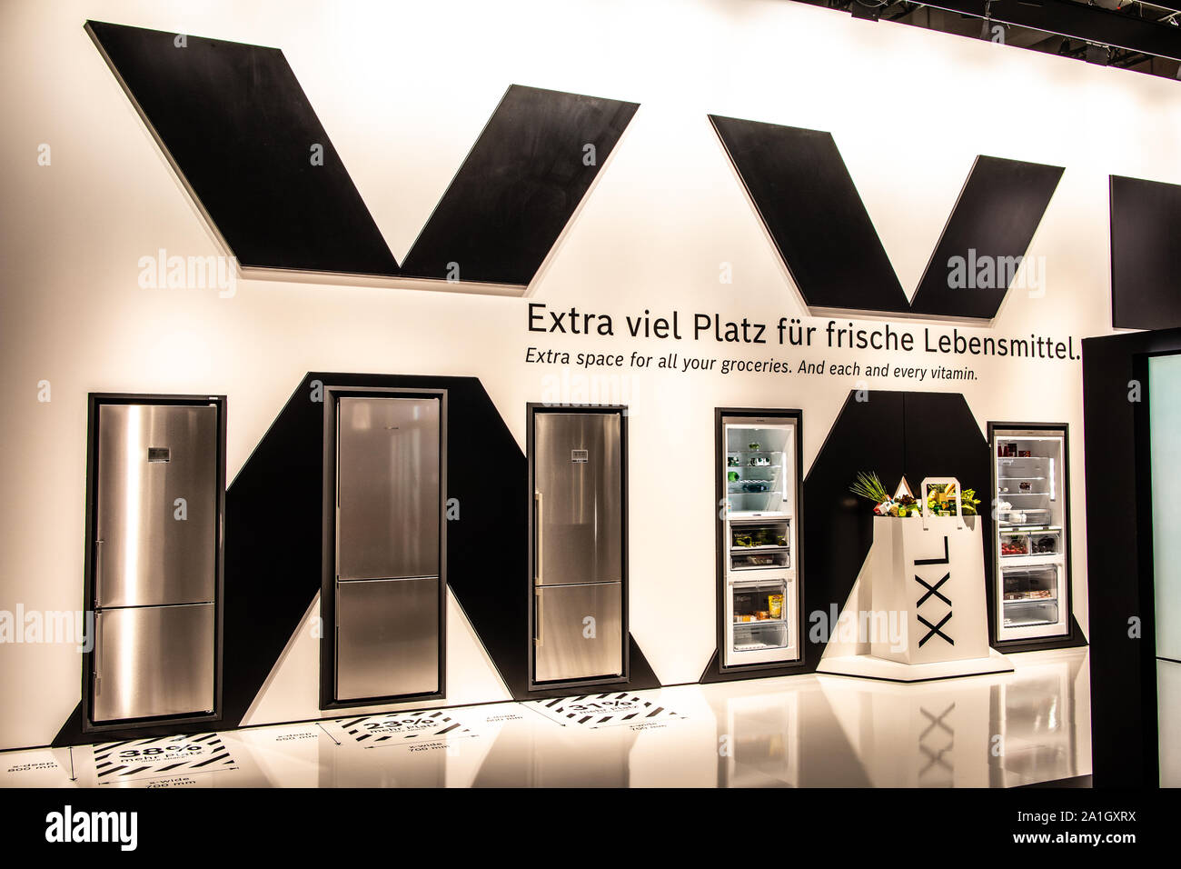 Berlino, Sep 2019 Bosch frigorifero frigorifero congelatore, Robert Bosch padiglione espositivo showroom, stand, innovazioni globali mostrano IFA 2019 Foto Stock