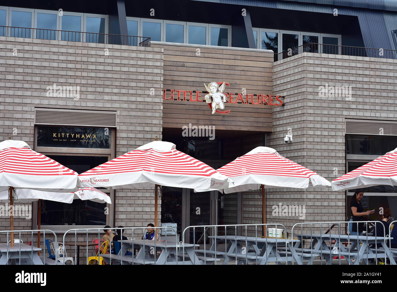 Piccole creature birra in Hobsonville ad Auckland con ombrelloni e posti a sedere esterni. Foto Stock