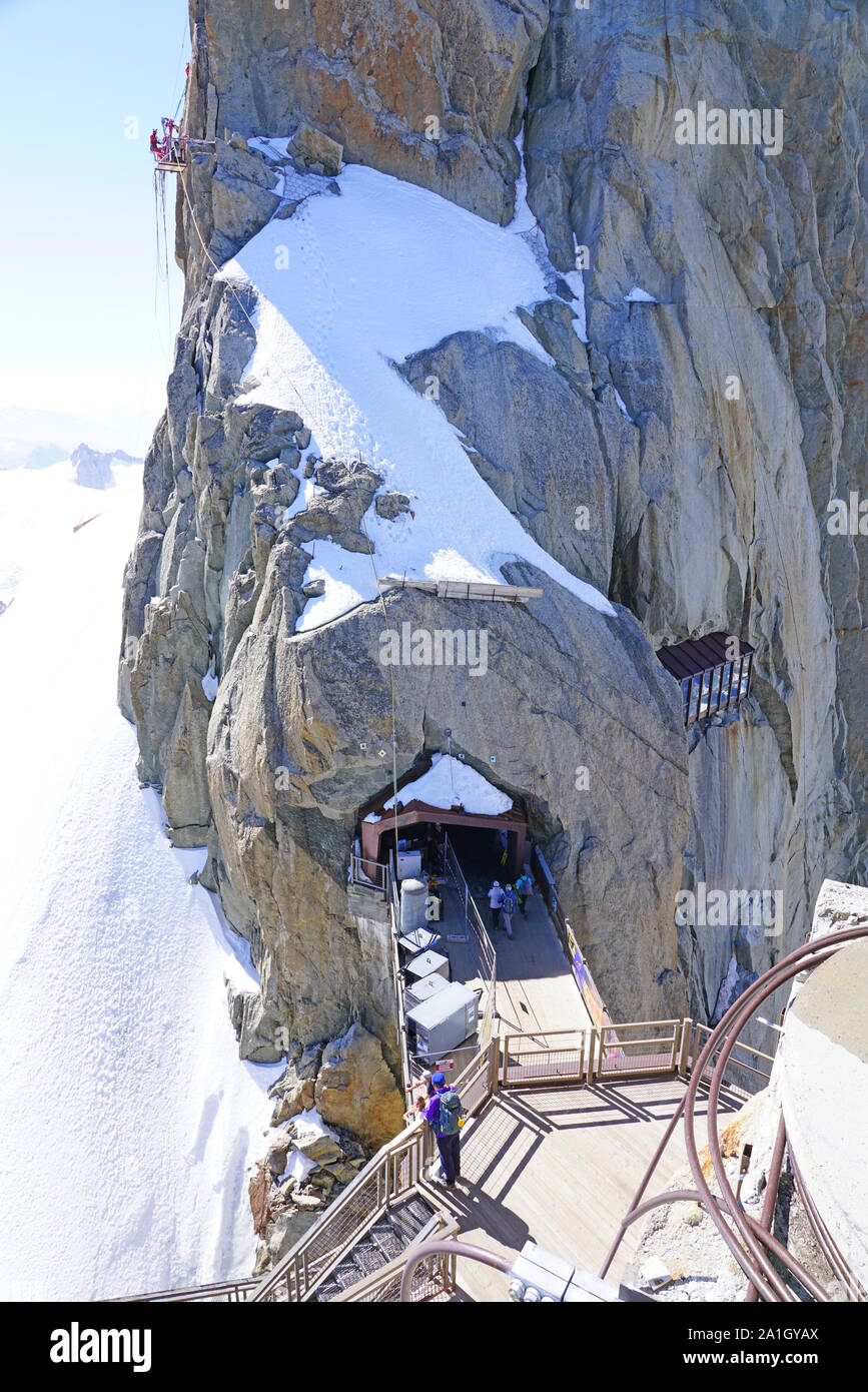 CHAMONIX, Francia -26 Giu 2019- Vista dell'Aiguille du Midi, una montagna con una piattaforma turistica e ristorante su Chamonix nel massiccio du Mont-Bla Foto Stock