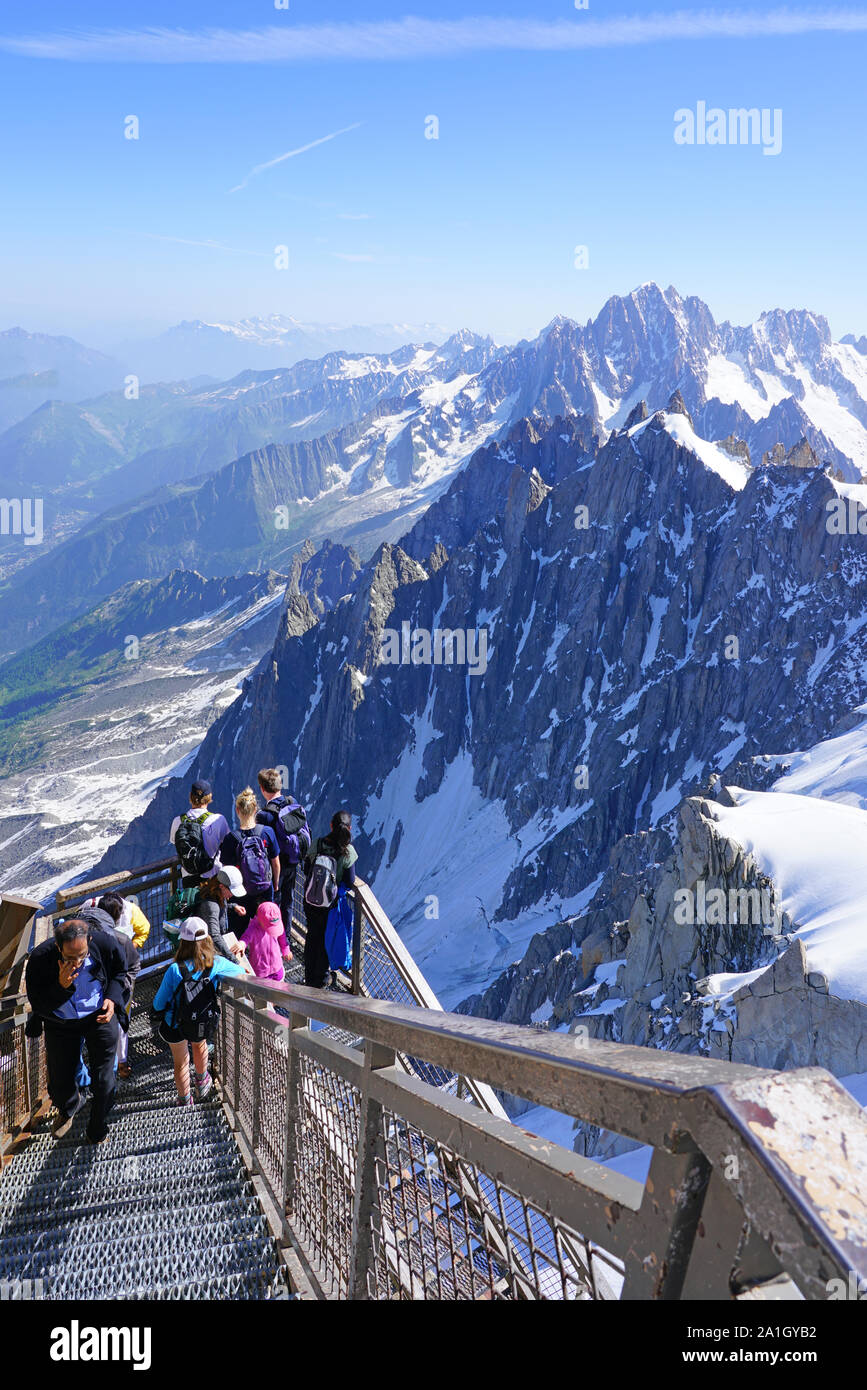 CHAMONIX, Francia -26 Giu 2019- Vista dell'Aiguille du Midi, una montagna con una piattaforma turistica e ristorante su Chamonix nel massiccio du Mont-Bla Foto Stock