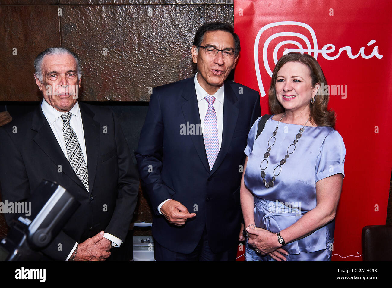 Il presidente del Perù Martín Alberto Vizcarra Cornejo e Confiep Presidente María Isabel León de Céspedes Foto Stock