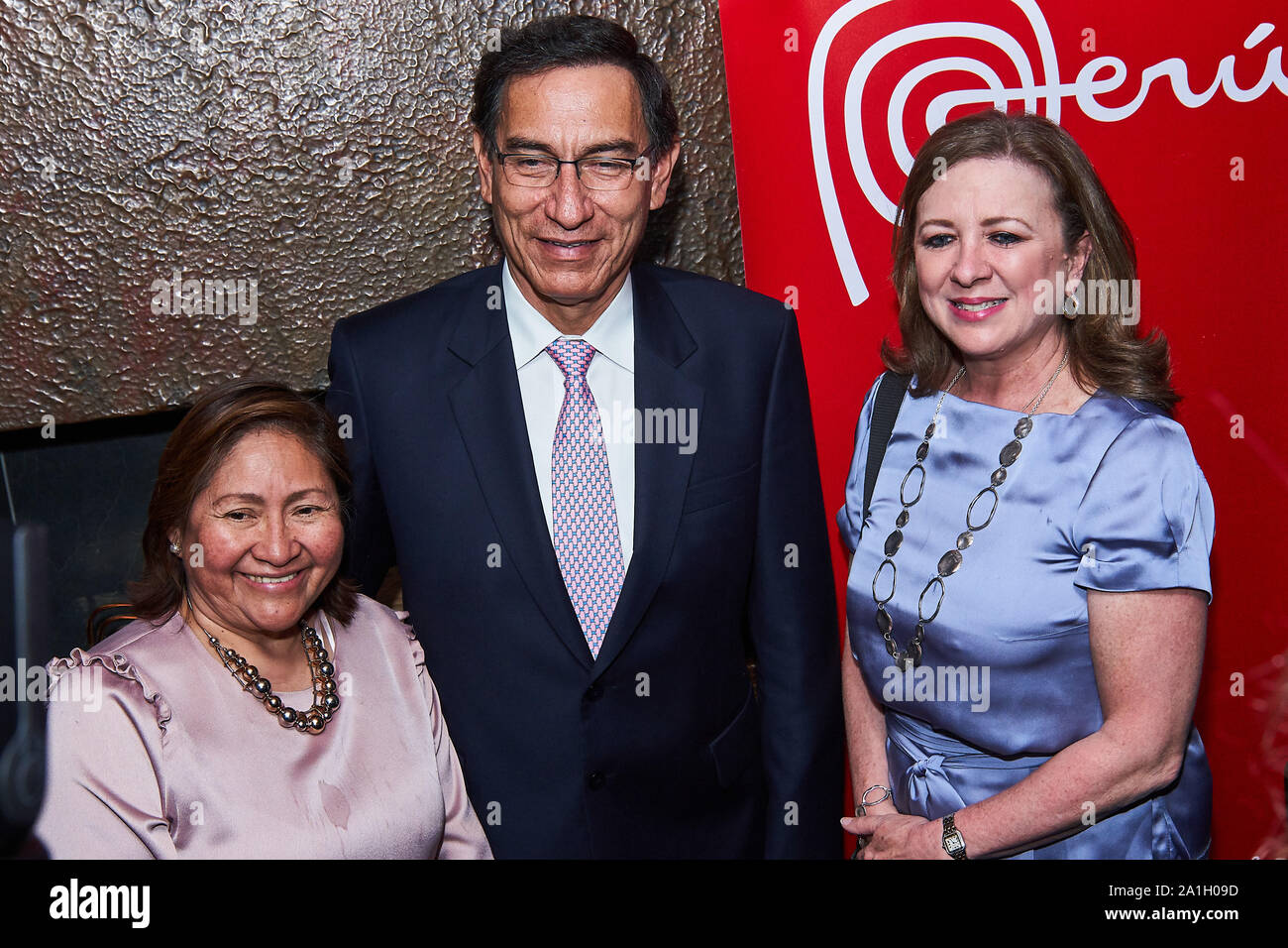 Il presidente del Perù Martín Alberto Vizcarra Cornejo con Congresista Ana María Choquehuanca e Confiep Presidetn María Isabel León de Céspedes Foto Stock