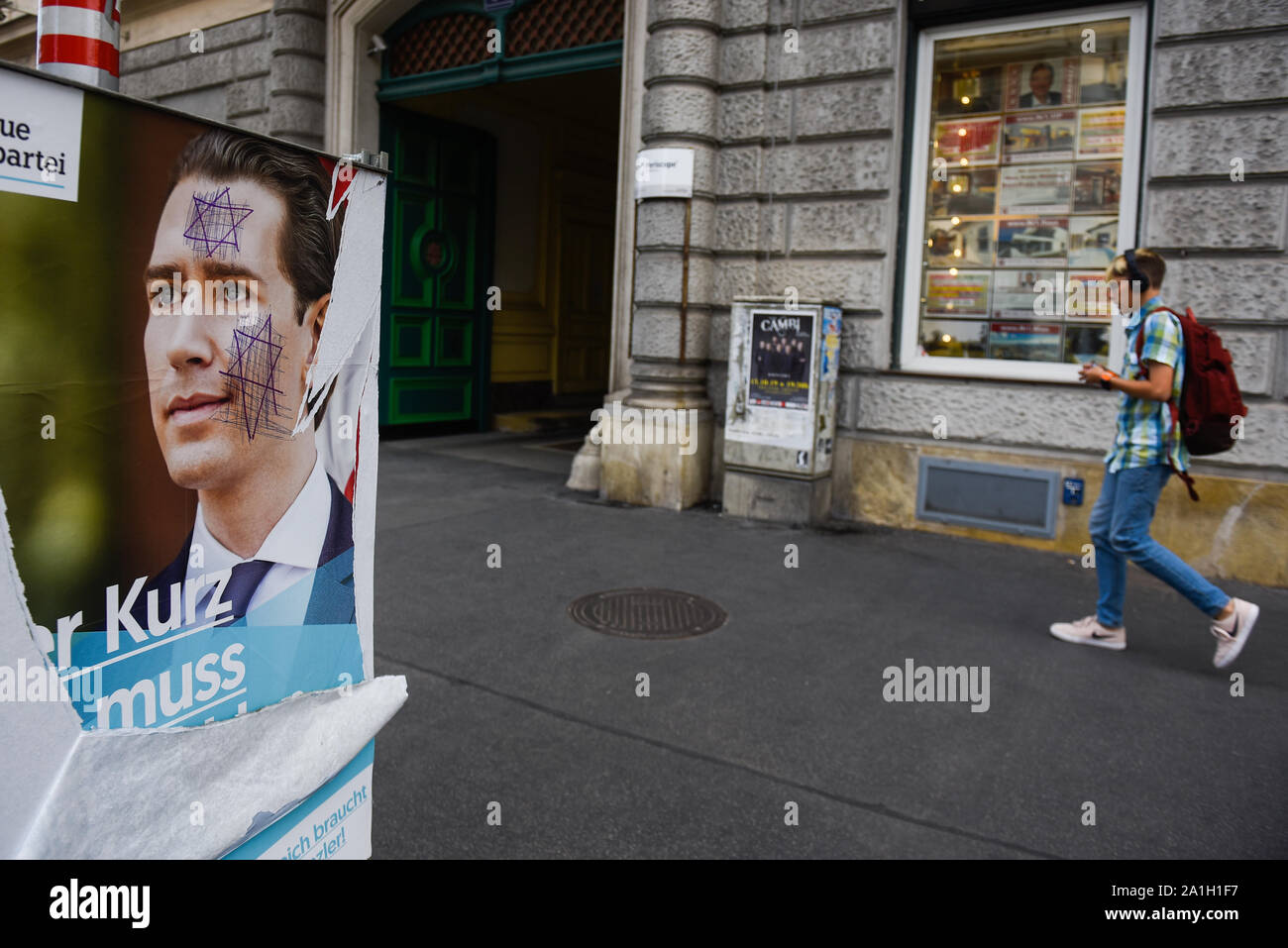 Vienna, Austria. 26 Sep, 2019. Un cartellone elettorale di Sebastian Kurz, leader del Partito popolare austriaco (OeVP) e l'OeVP top candidato davanti a Domenica's snap elezioni parlamentari di settembre 29, 2019 dopo media ha pubblicato un hidden-riprese dove OeVP è partner della coalizione, estrema destra Freedom Party (FPOe) è stato catturato in uno scandalo di corruzione e ha portato il governo verso il basso. Credito: SOPA Immagini limitata/Alamy Live News Foto Stock