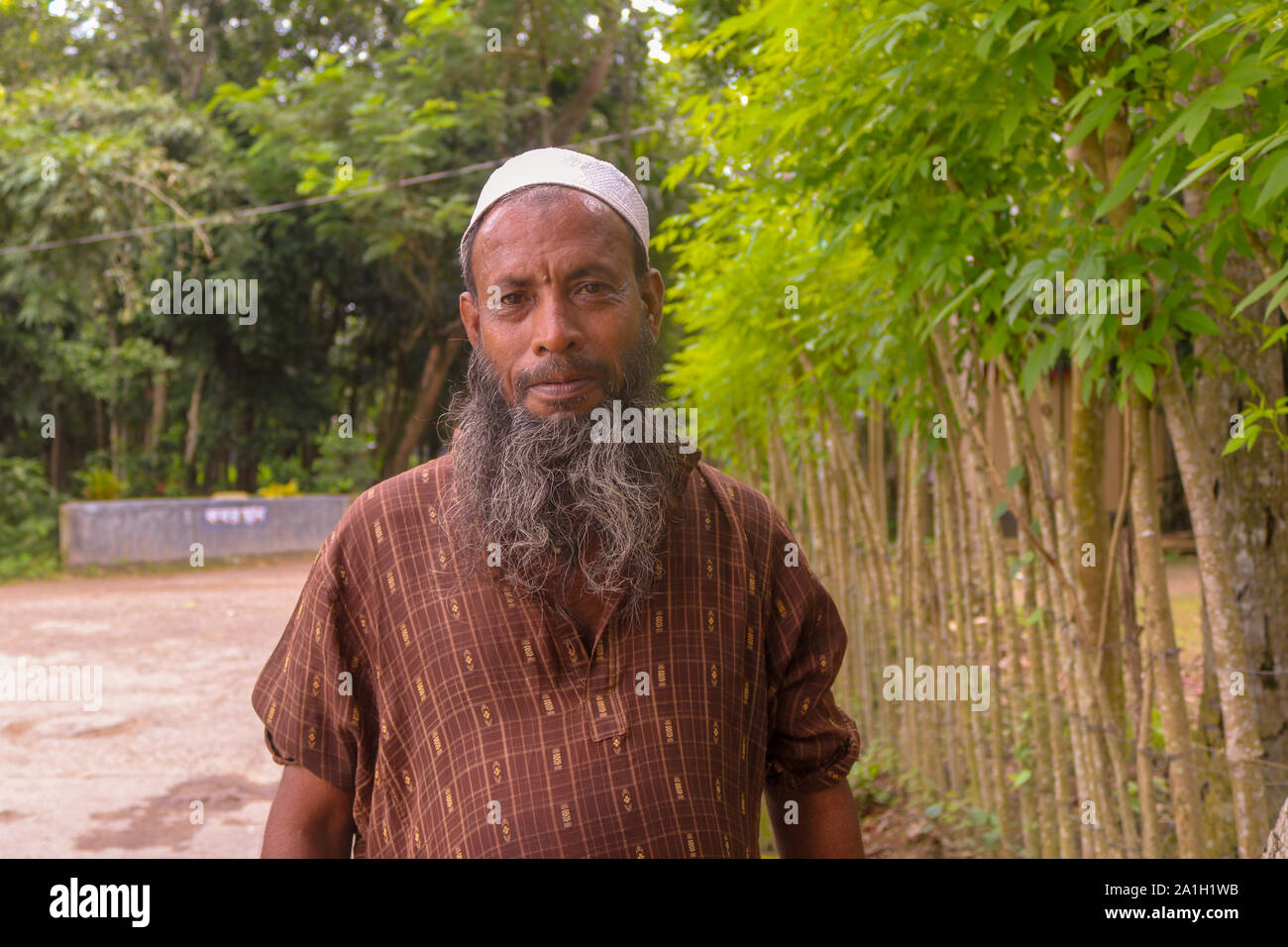 Asiatiche o musulmana del Bangladesh (locale) uomo vecchio con mezza barba grigia Foto Stock