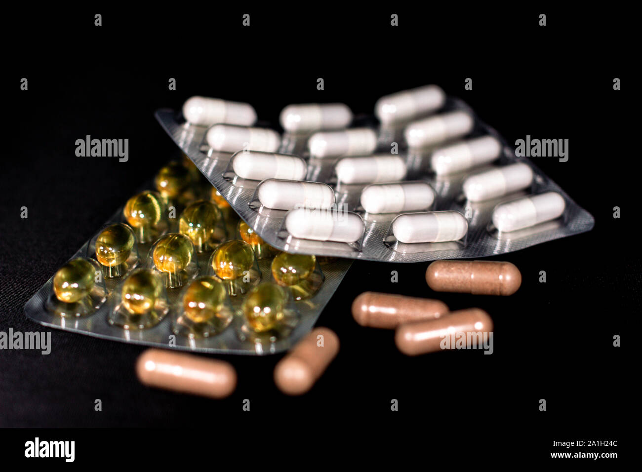 Dettaglio isolato colpo di diversi tipi di pacchetti e sciolto indefinibile vitamine e integrare le pillole, Foto Stock