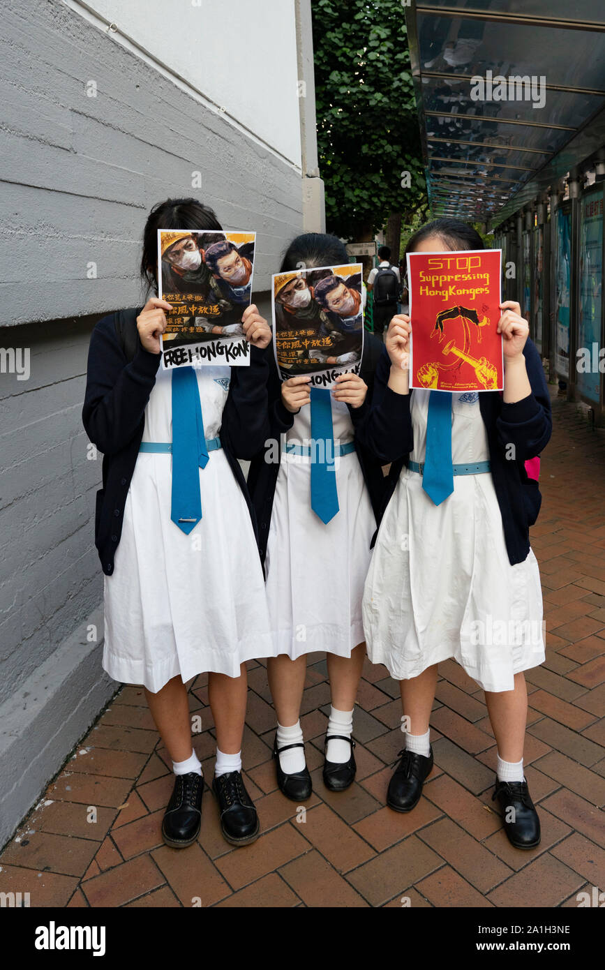 Wanchai Hong Kong. 26 Settembre, 2019. Catena umana formata dagli studenti della locale scuola secondaria a Hong Kong per supportare il pro movimento democratico e anti-legge in materia di estradizione. Una delle tante manifestazioni previste in run fino al settantesimo anniversario della fondazione della Repubblica popolare cinese il 1 ottobre 2019. Foto Stock