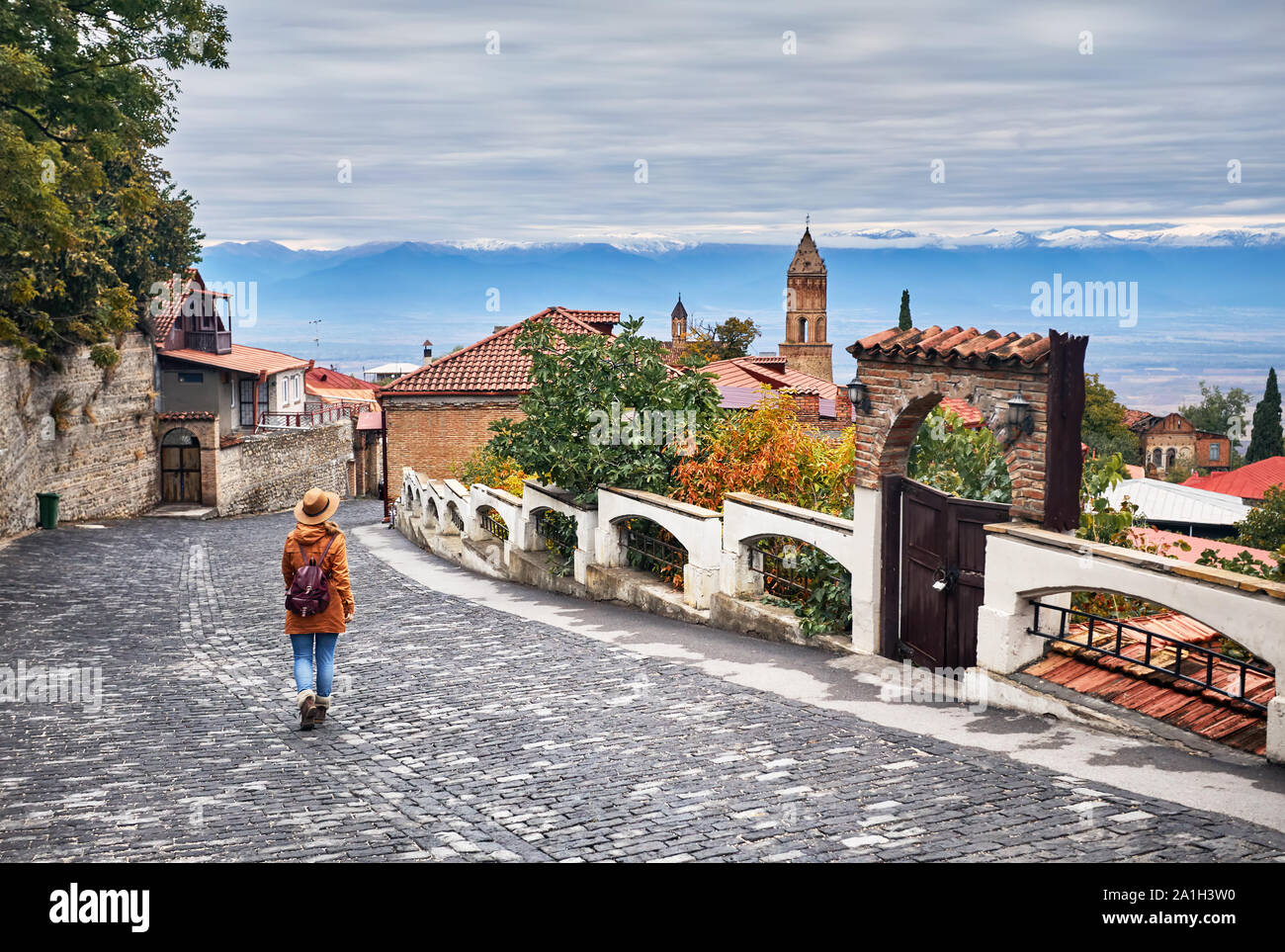 Tourist woman in hat con zaino in via della città Signagi in Georgia Foto Stock