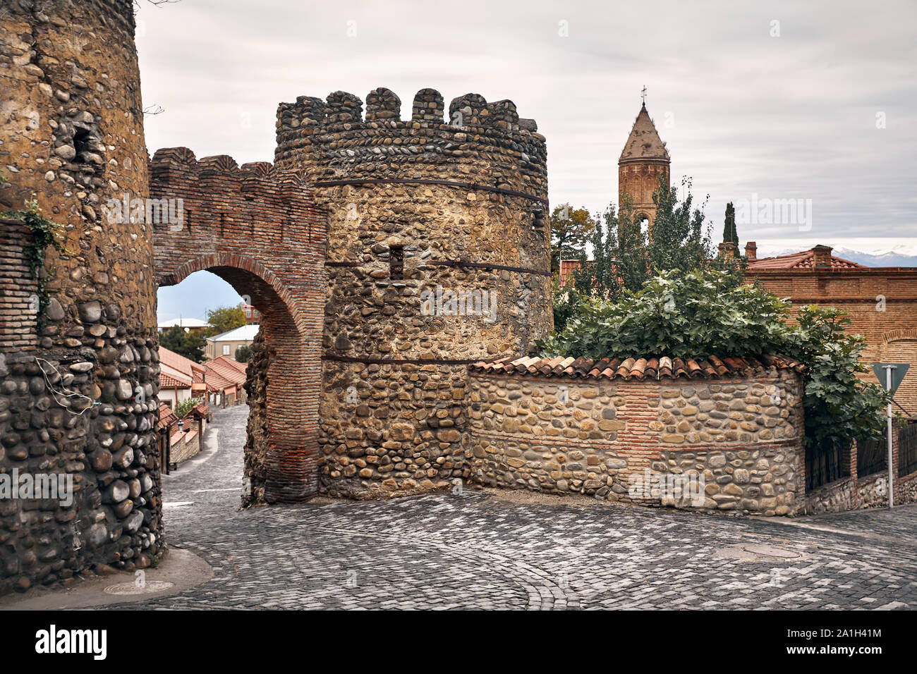 Vecchia Fortezza gate a la strada della città Signagi in Georgia Foto Stock