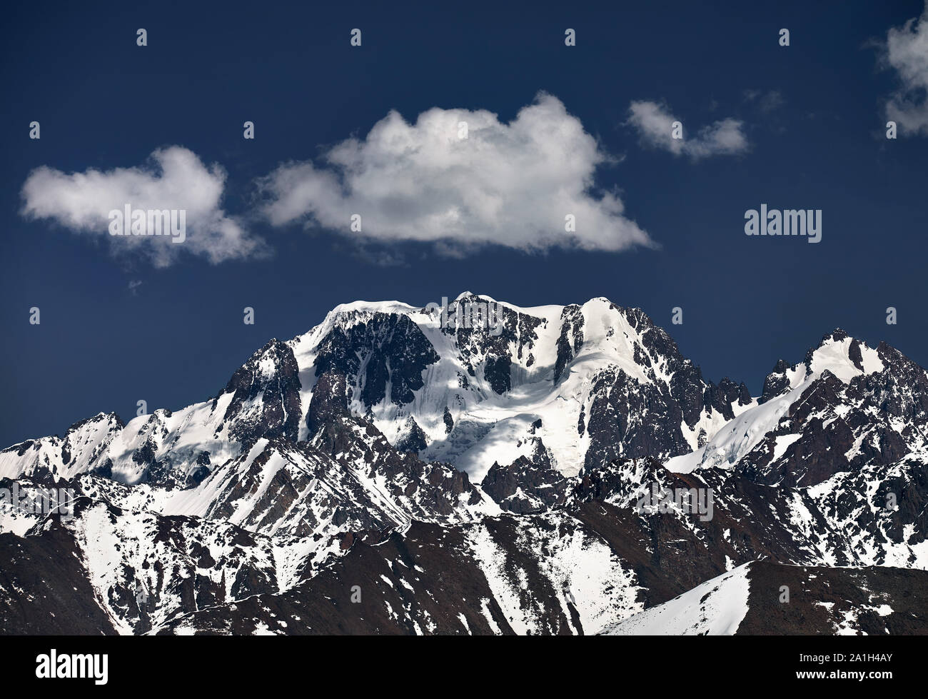 Alte montagne con la neve e picco di Talgar nel nord del Tien Shan, Kazakistan Foto Stock