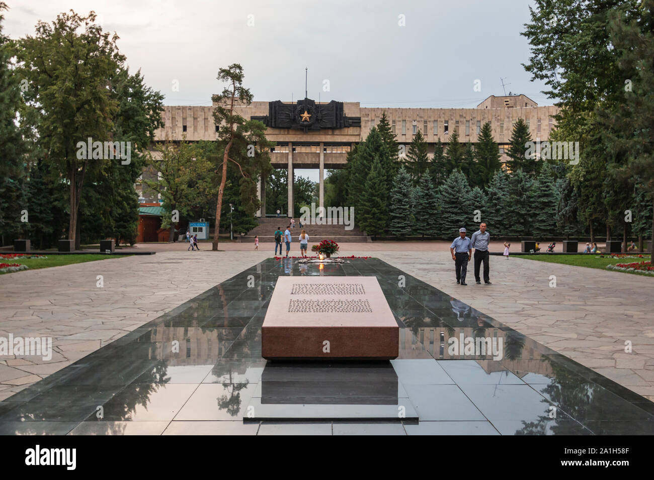 Almaty, Kazakhstan - Agosto 9, 2019: monumento 'Memorial di Gloria' nel parco di 28 Panfilov guardie ad Almaty Foto Stock