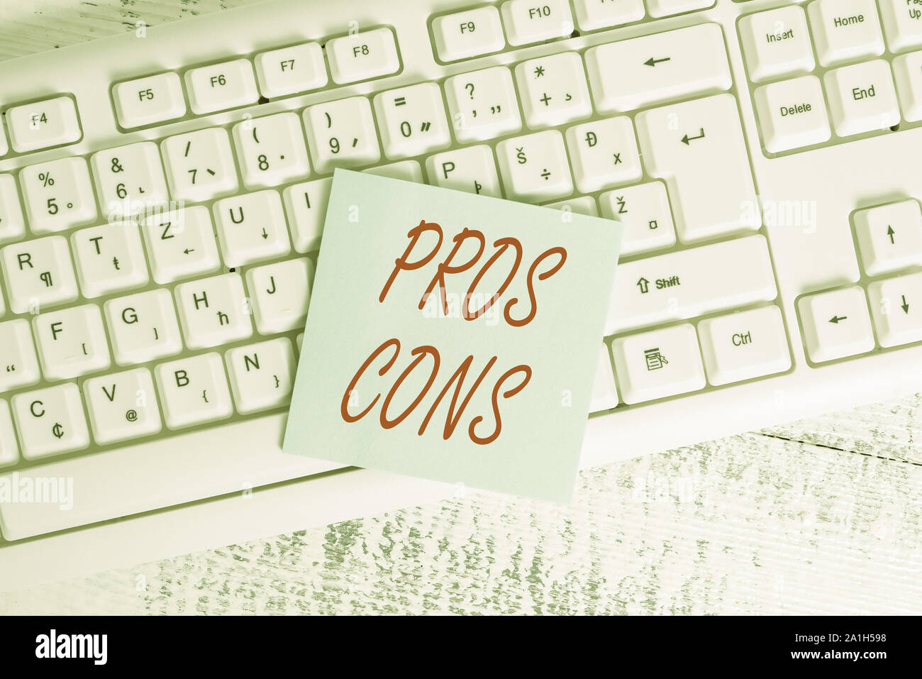 Conceptual la scrittura a mano che mostra Pro Cost. Concetto significato le favorevoli e sfavorevoli fattori o motivi di dimostrare la tastiera delle forniture di ufficio Foto Stock
