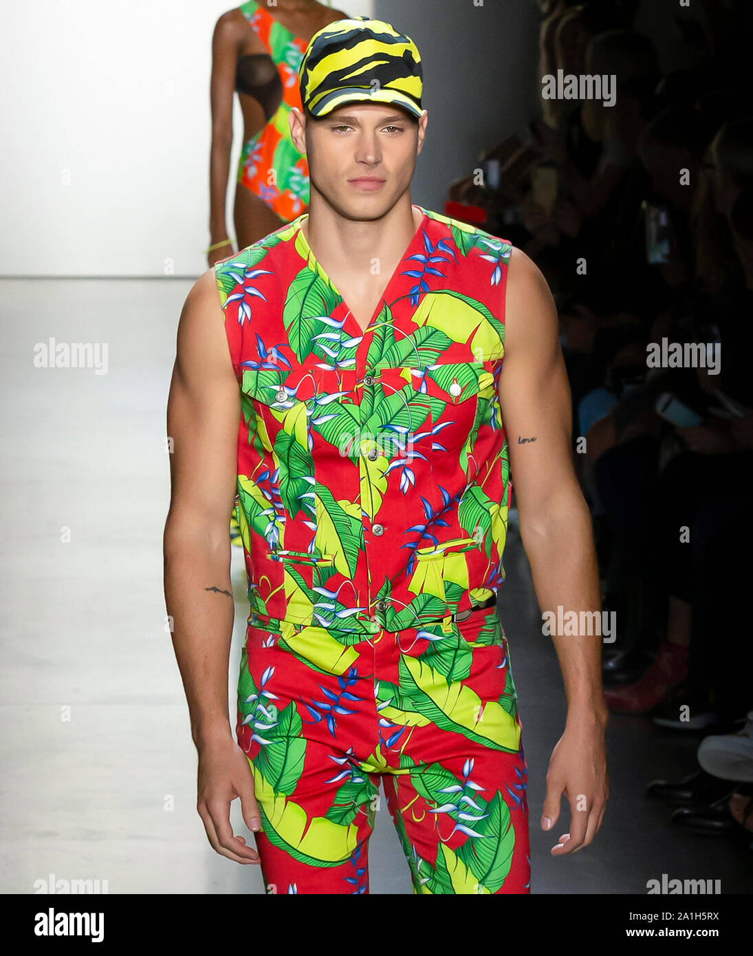 New York, NY - Settembre 09, 2019: Matteo Noszka passeggiate la pista al Jeremy Scott Primavera Estate 2020 Fashion Show Foto Stock