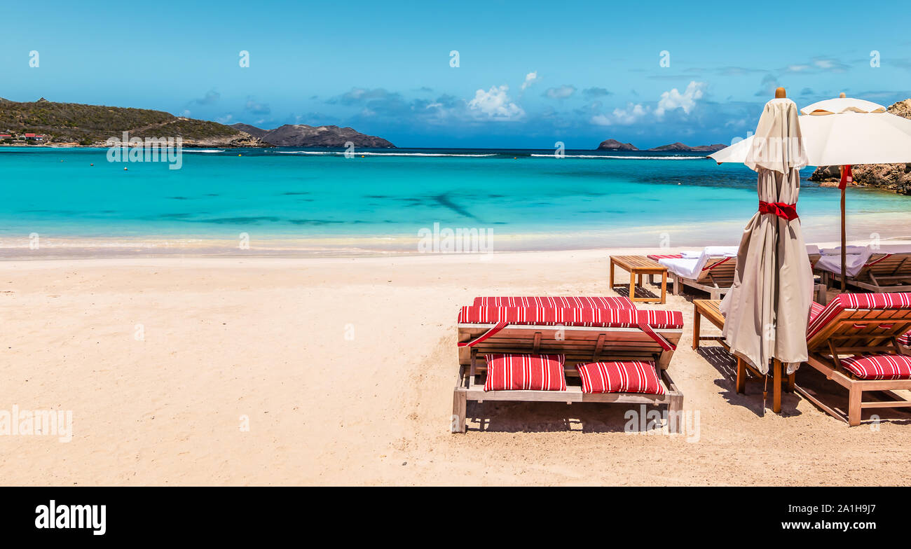 Tropical Beach Paradise. Una bellissima spiaggia di sabbia bianca e mare turchese acqua di St Barths, dei Caraibi. Foto Stock