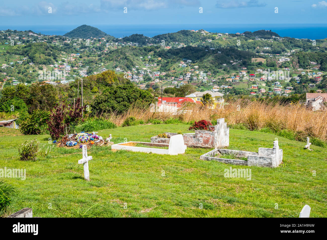 Piccolo cimitero su una collina in Kingstown. Saint Vincent e Grenadine. Foto Stock