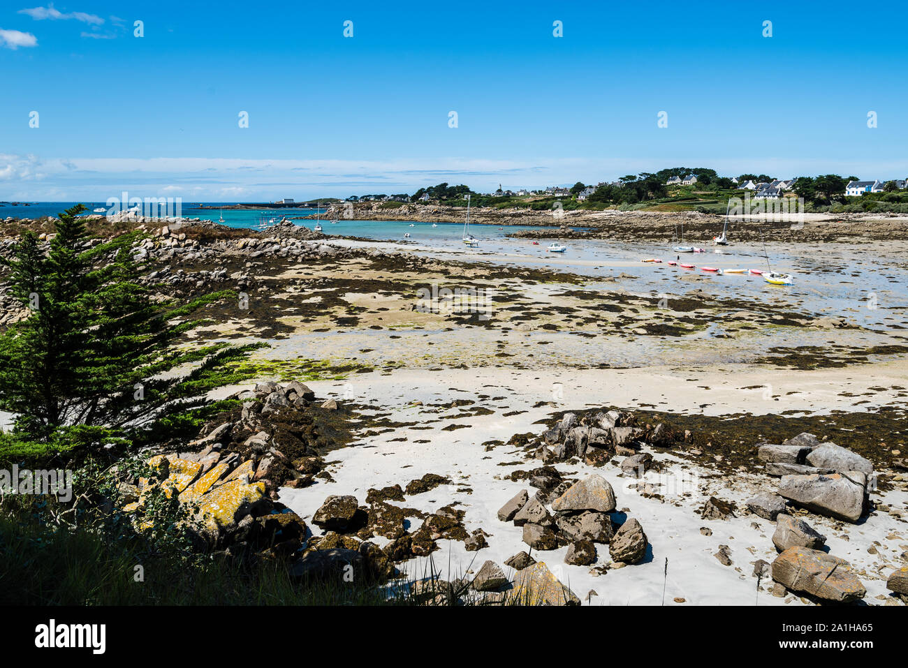 Vista panoramica della spiaggia dell'isola di Batz una giornata di sole di estate Foto Stock