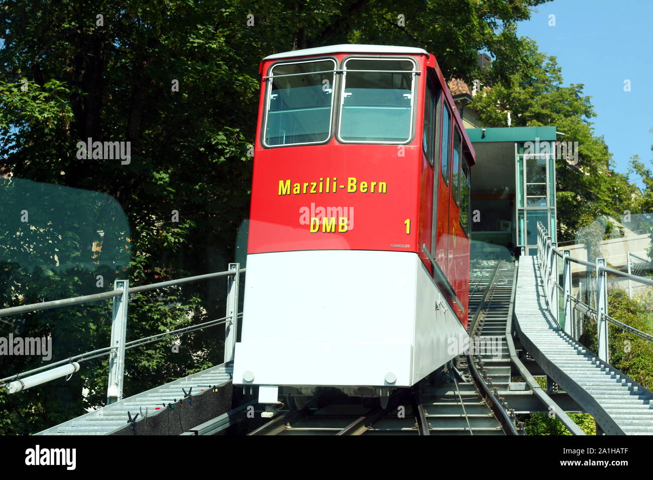 Bern, Svizzera - 24 Luglio 2019: Funicolare Drahtseilbahn trasporta persone dalla parte superiore alla parte inferiore della città (immagine presa da altre funi) Foto Stock