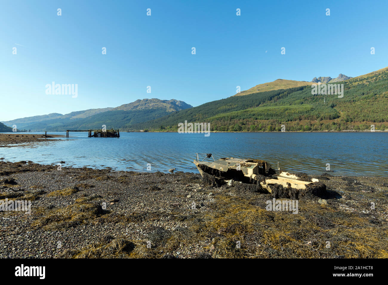 Barca abbandonata sul Loch Long nel Trossachs National Park Foto Stock