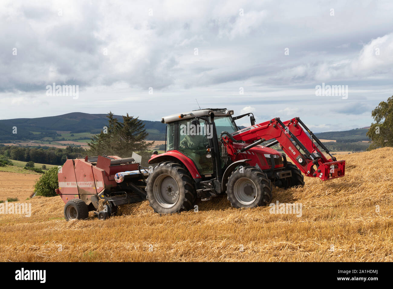 Un agricoltore balle di paglia su un nuvoloso pomeriggio in Aberdeenshire Foto Stock Un agricoltore balle di paglia su un nuvoloso pomeriggio in Aberdeenshire Foto Stock