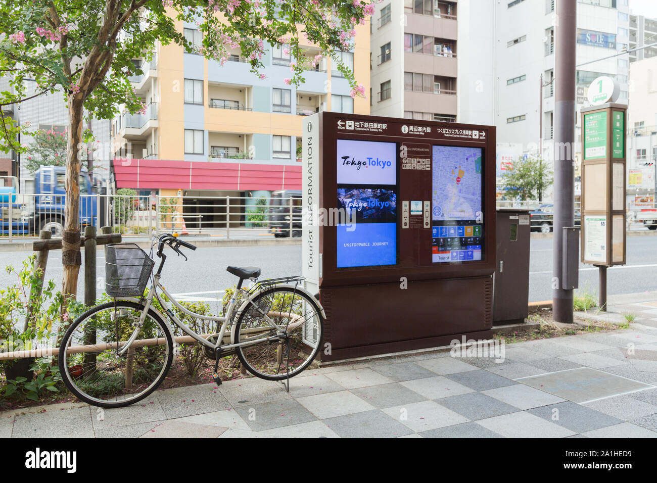 Asakusa, Tokyo, Giappone. La versione aggiornata di multilingue tono touch panel informazioni turistiche stare a una fermata degli autobus è uno dei tanti stand trovato in tutta la città. Foto Stock